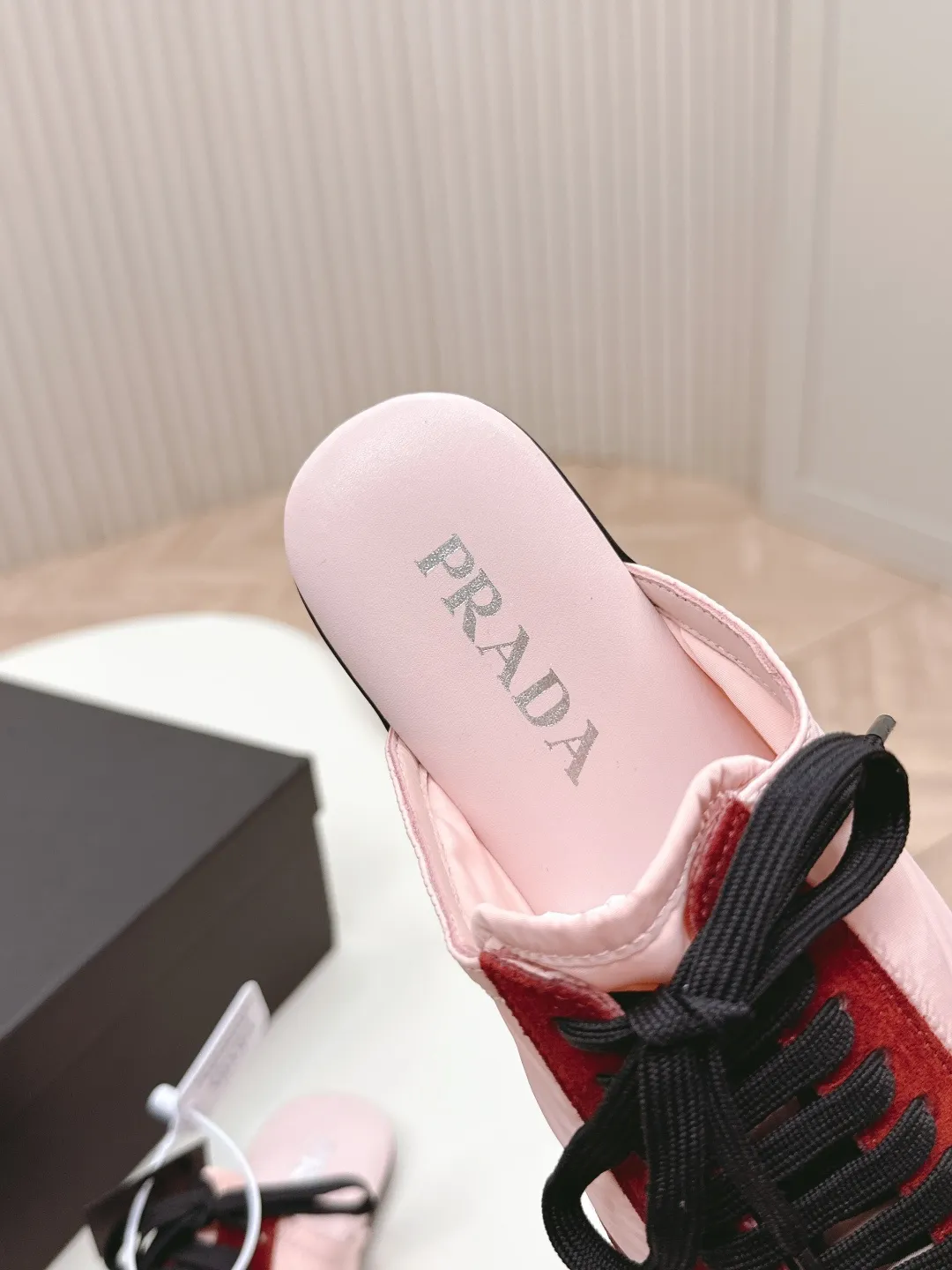 👟👟Ex-factory price 480👟👟 New color half-flop Prada Collapse regenerated nylon and suede leather stretch half-flop 2025 spring and summer latest catwalk style Forrest Gump slippers Fashion item thin casual slippers This ultra-light sports shoe is made of regenerated nylon and suede leather to create a three-dimensional shoe shape. The mixed materials highlight Prada's sports style and exquisite craftsmanship soul. The flat bottom design and elastic side cuffs make it easy to put on and take off with ease. The upper is decorated with a screen-printed logo ● Thin rubber sole · Removable leather insole upper, a casual shoe that is light, easy to wear and practical, with an original molded rubber outsole! Encounter a variety of colors combined with Forrest Gump shapes and iconic details such as Prada regenerated nylon to interpret a new style. Size: Women’s size. 35～39# 40.41